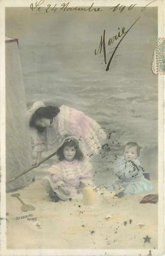 Dzieci bawiące się na plaży — Stebbing Paris — seria N° 928 - Awers