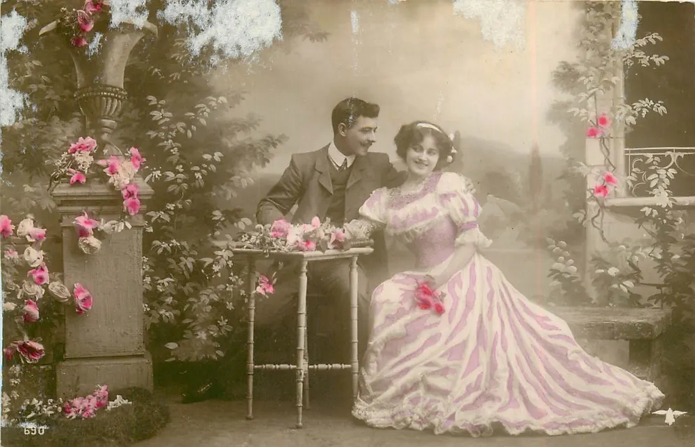 Couple en jardin — scène de studio avec rosiers — éditeur Union Stale Universelle, n° 690 - Frente
