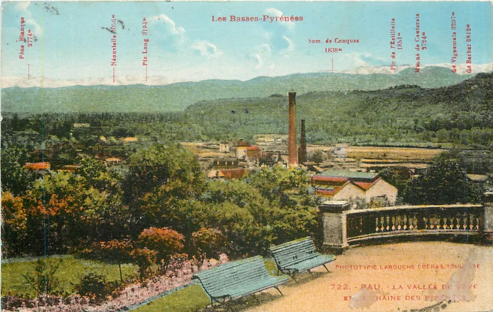 Les Basses-Pyrénées — vista panorâmica com montanhas e chaminé de fábrica — Phototypié Labouche Frères, Toulouse - Frente