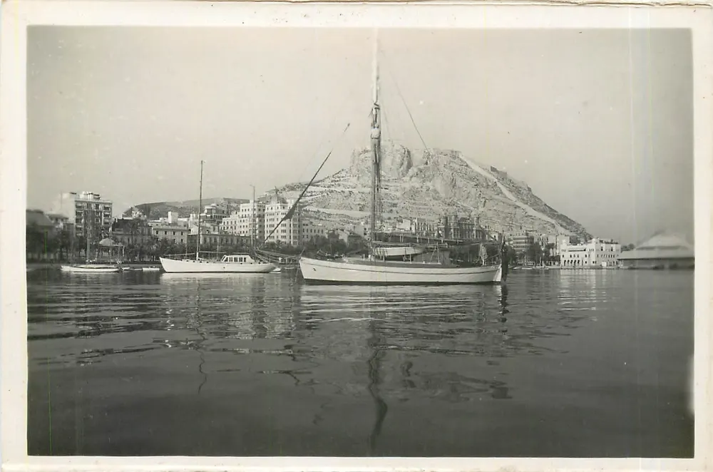 Alicante — Vue partielle du Port — Éditions García Carrillo, Zaragoza - Recto