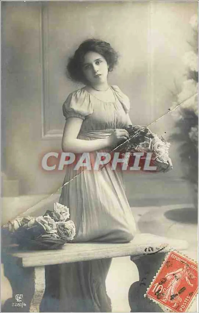 Jovem mulher em vestido leve — pose com buquê — editor C. F. n° 2281/4 - Frente