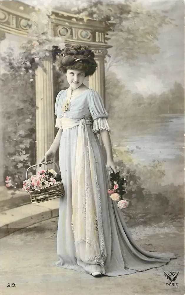 Jovem mulher em vestido de baile — Paris — série 319 — editor Paris - Frente