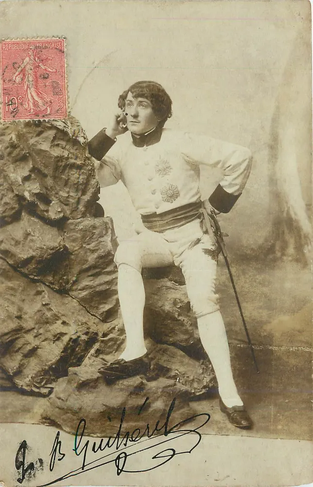 Jeune homme en costume militaire — pose sur rocher — éditeur J.B. Guidibert - Recto