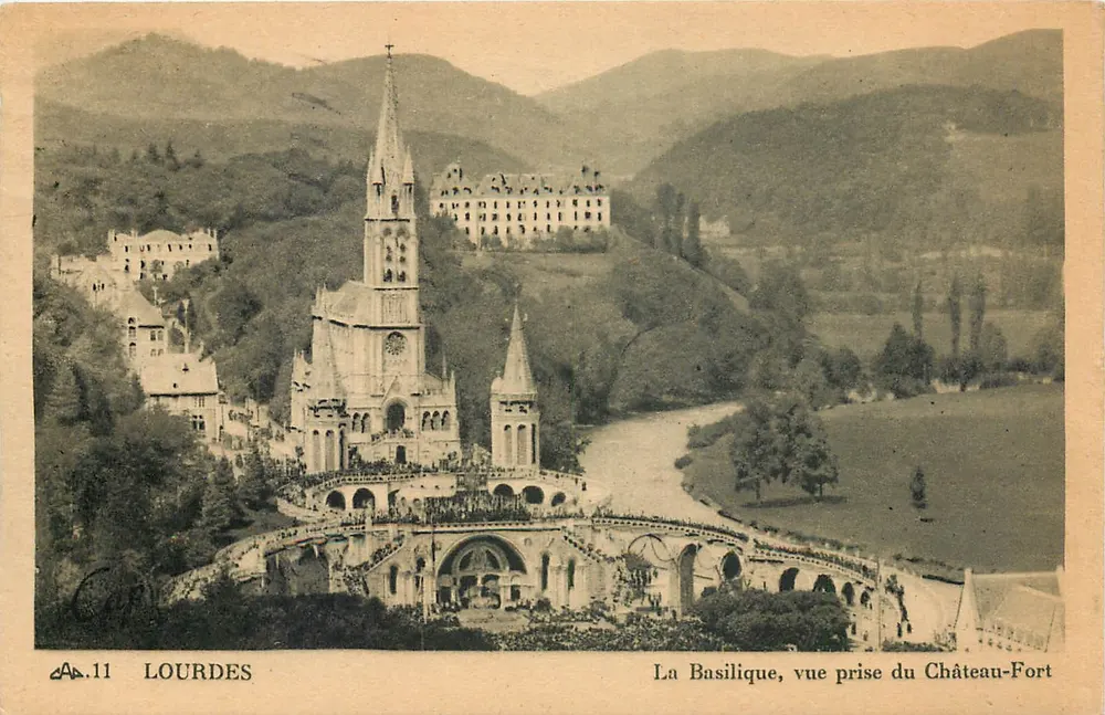 Lourdes — Die Basilika, Ansicht vom Schloss-Fort — AD.11 - Vorderseite