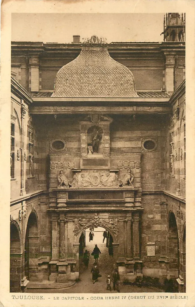 Toulouse. - O Capitólio - Pátio Henri IV (início do século XVII) - Frente