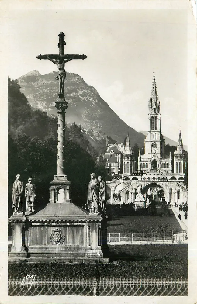 Lourdes — La Basilique et le Calvaire — Édition Photogénault, Lourdes - Recto