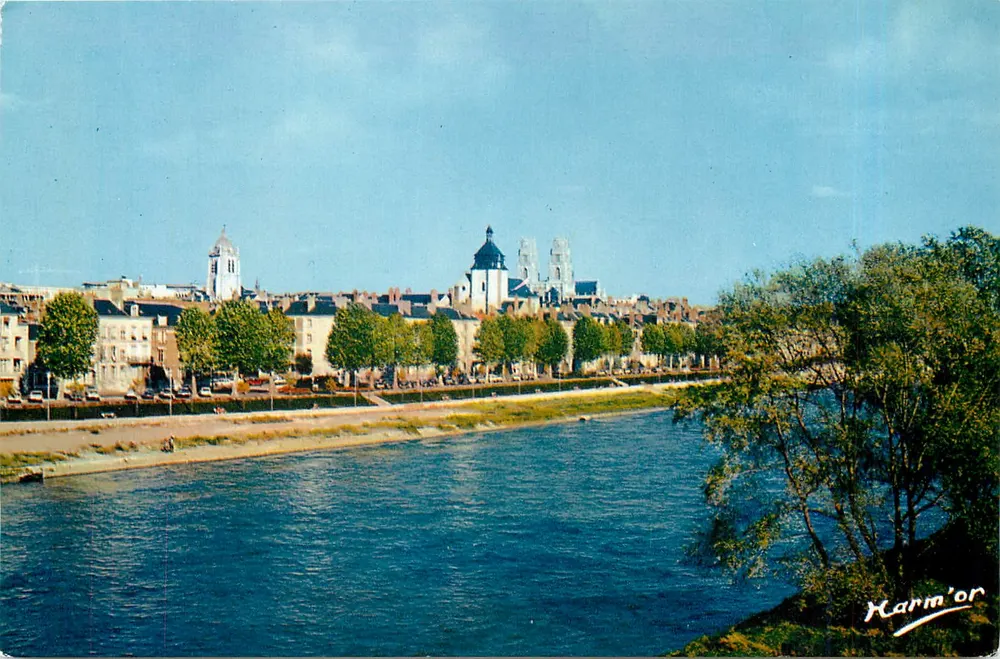 Orléans (Loiret) — As margens do rio Loire — Vista geral — Harm'or - Frente