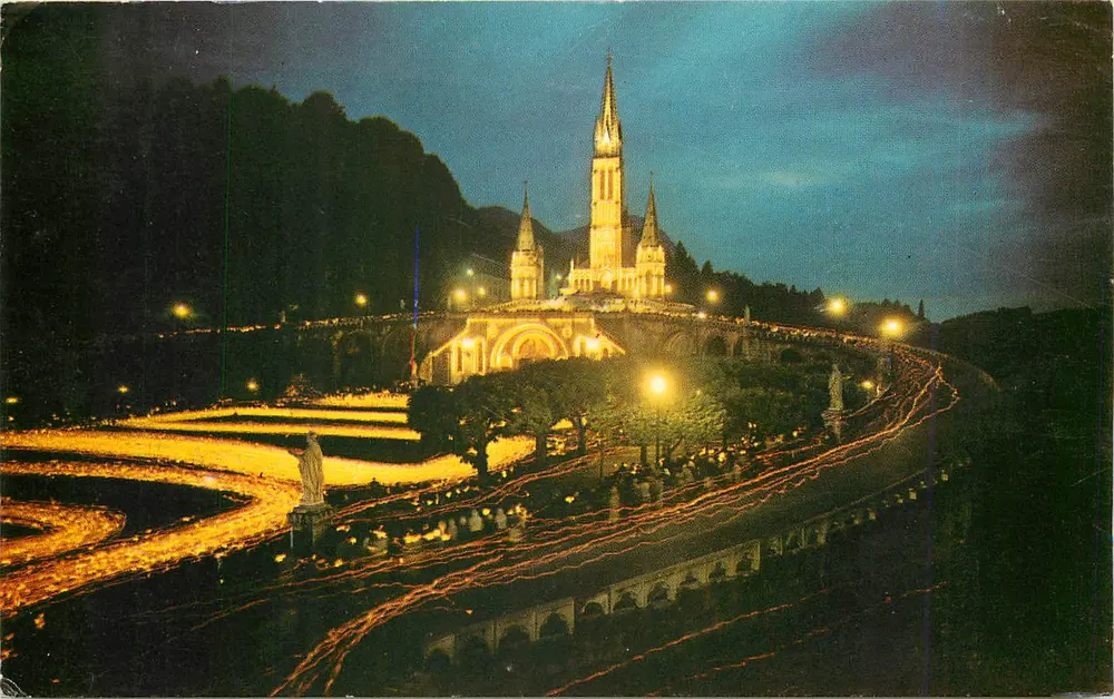 Lourdes — Beleuchtete Basilika und Prozession mit Fackeln — Éd. Gép Poubel, 1. Place Mgr Méricq, Lourdes - Vorderseite
