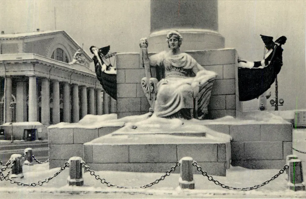 Leningrad. Rostralspfeiler und Gebäude des Zentralen Seefahrtsmuseums (ehemals Börsengebäude) — Architekt Thomas de Thomon — Aurora Art Publishers - Vorderseite