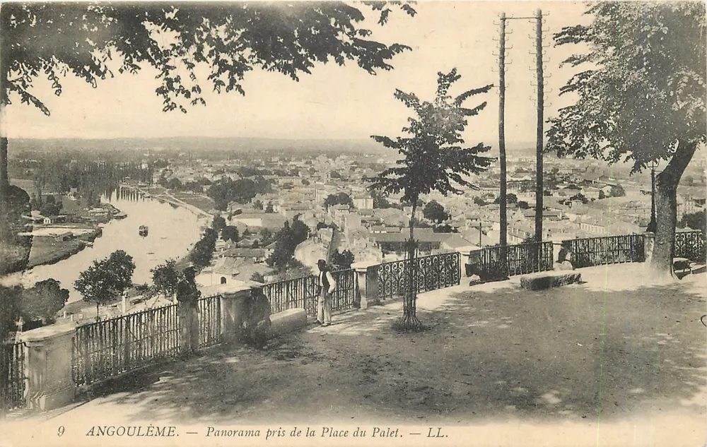 Angoulême — Panorama pris de la Place du Palet — LL. - Recto