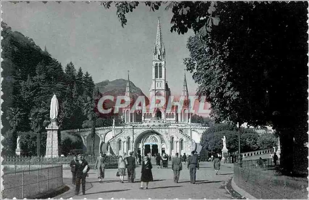 Lourdes — A Basílica e o Pátio de Entrada — Edição Paris Lourdes n°38 - Frente