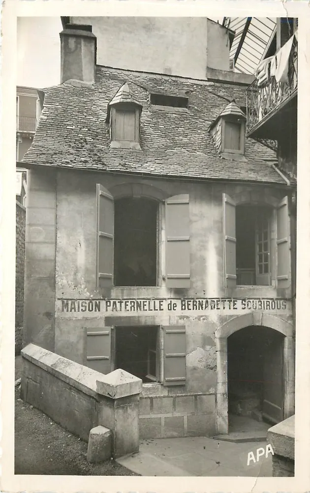 Casa Paternal de Bernadette Soubirous — Lourdes — editada por APA - Frente