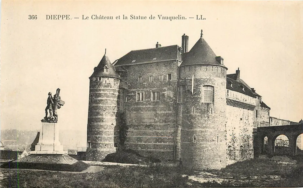 Dieppe — Le Château et la Statue de Vauquelin — LL. - Recto