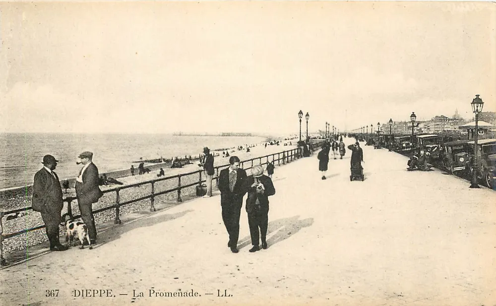 Dieppe — A Promenade — LL. — N° 3667 - Frente