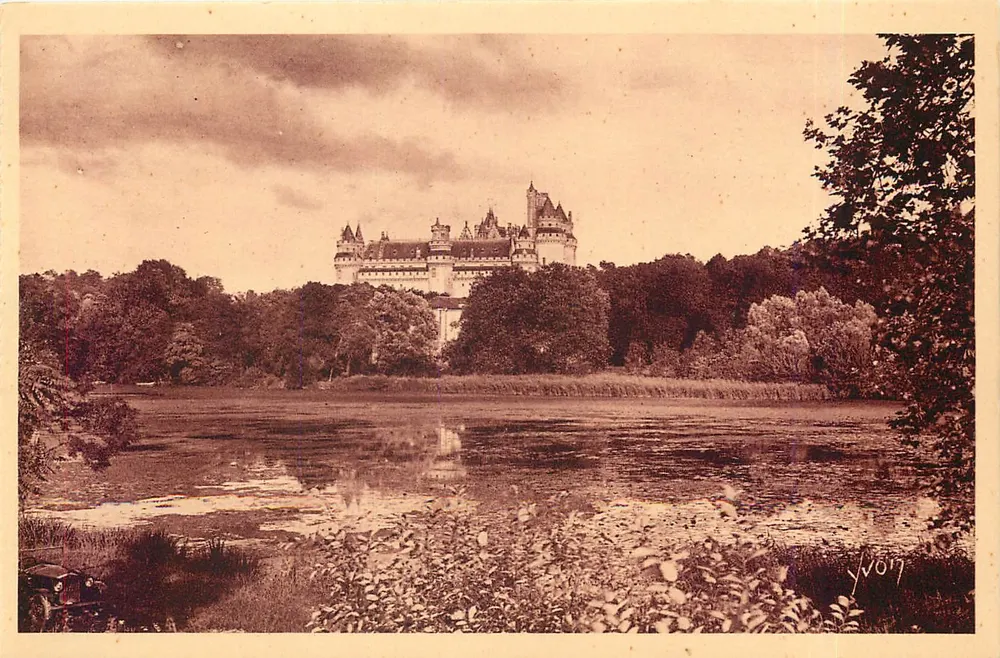 Château de Pierrefonds — Vue générale prise de l'Étang — Yvon, n°20 - Recto