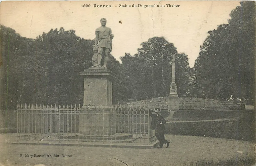 Rennes — Estátua de Duguesclin no Thabor — E. Mary-Roussellière, editor Rennes - Frente