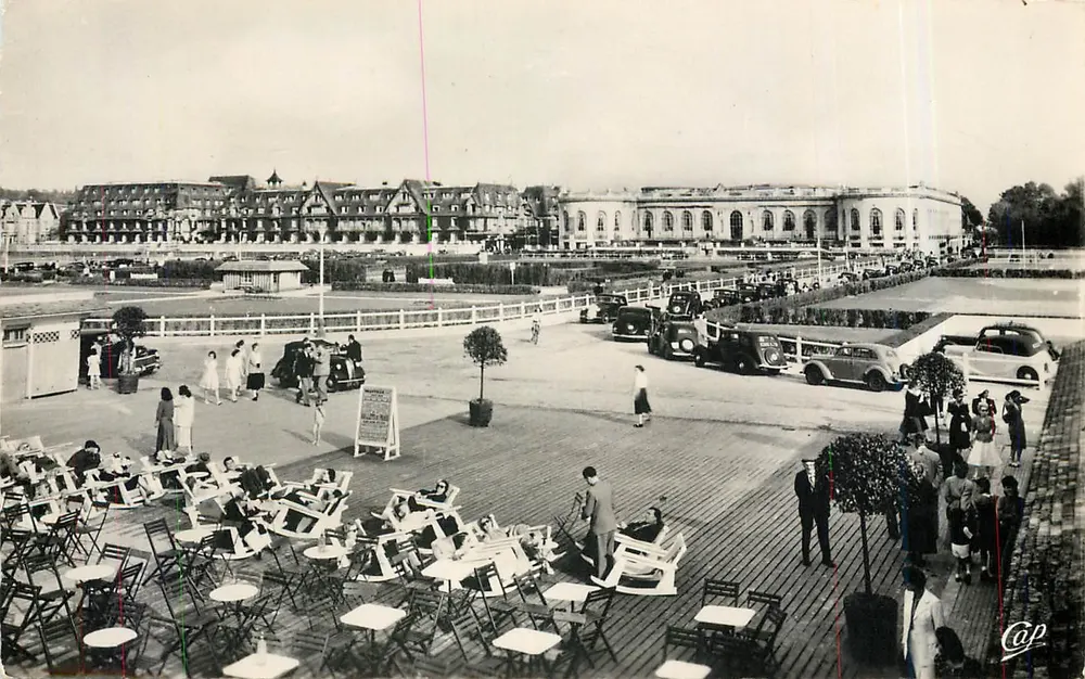 Deauville - Blütenstrand — Blick Richtung Normandie und Casino — Antike Ansichtskarte n°175 - Vorderseite