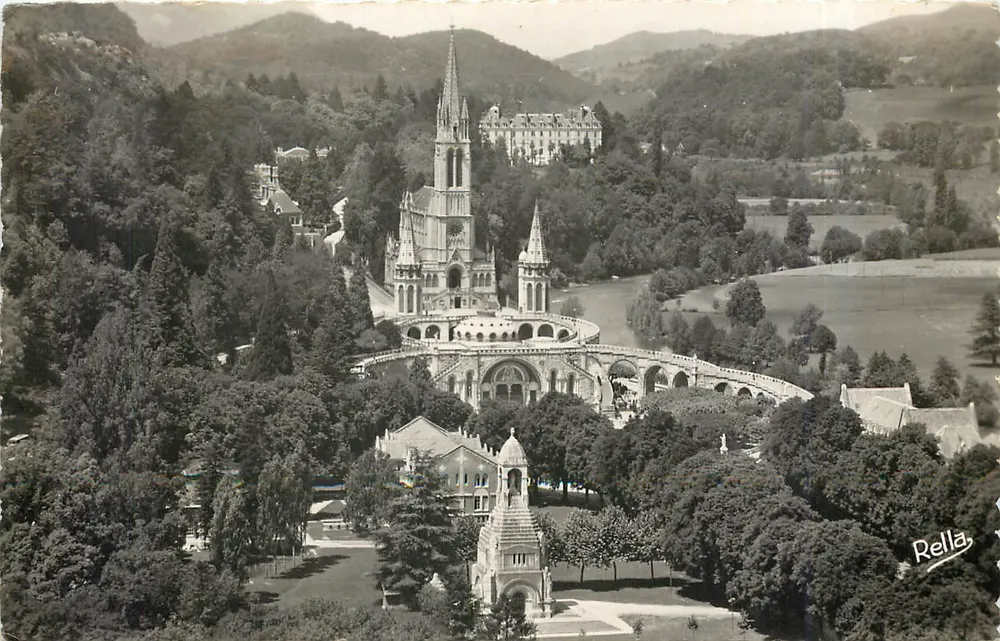 Lourdes (Hautes-Pyrénées) — A Basílica — Éditions Rella, n°3384 - Frente