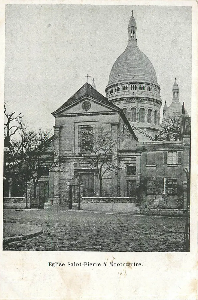 Igreja de São Pedro em Montmartre — vista com a basílica do Sagrado Coração no fundo — texto impresso embaixo - Frente