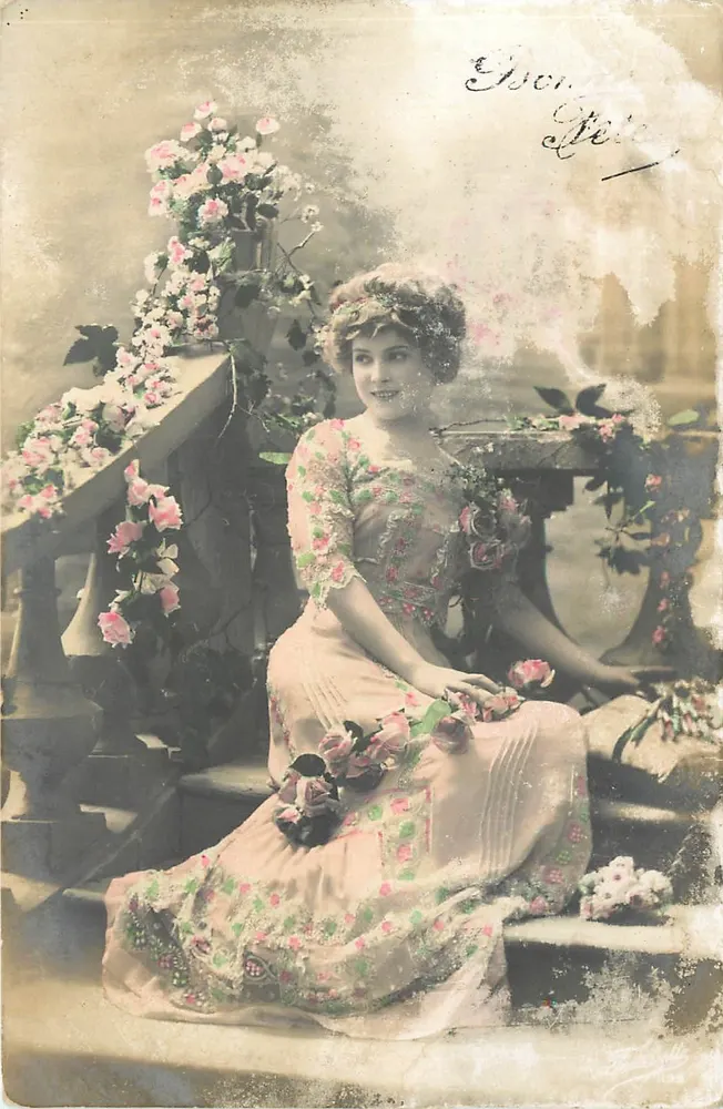 Jovem mulher em vestido florido — decoração floral — editor desconhecido - Frente