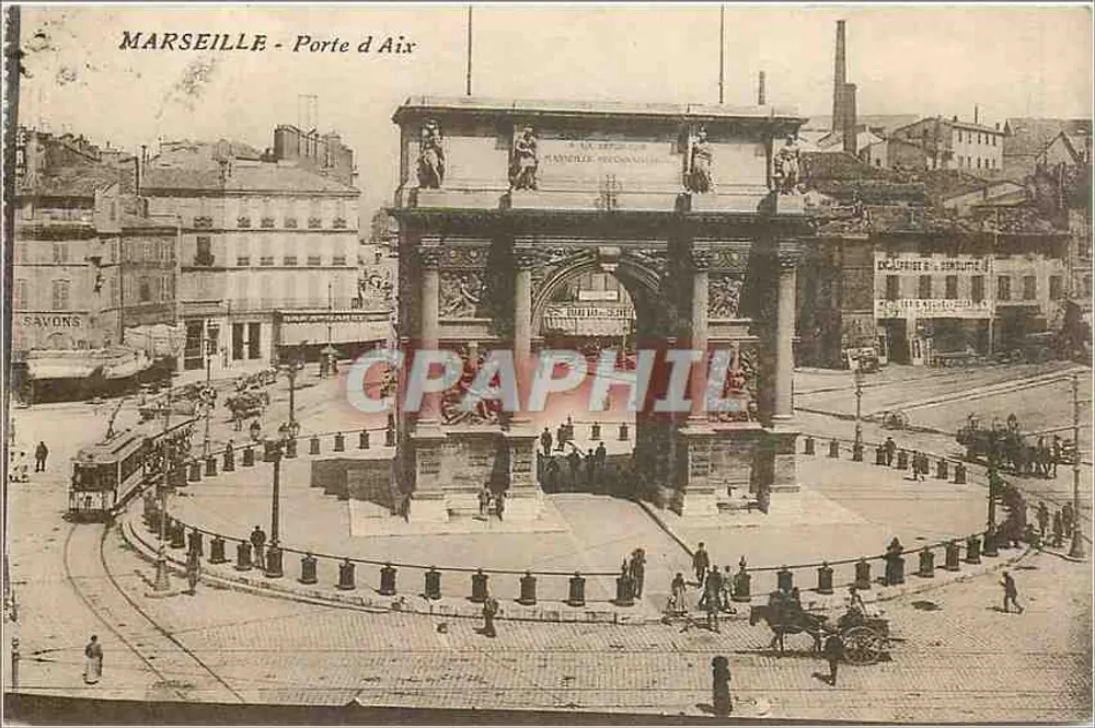 Marseille - Porta de Aix — vista da arco e da praça com trêmio e pedestres — editor não visível - Frente