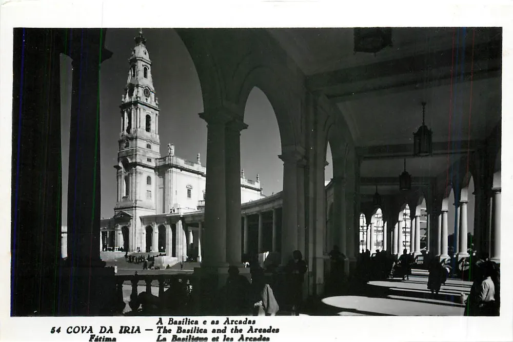 Cova da Iria — La Basilique et les Arcades — Fátima - Recto