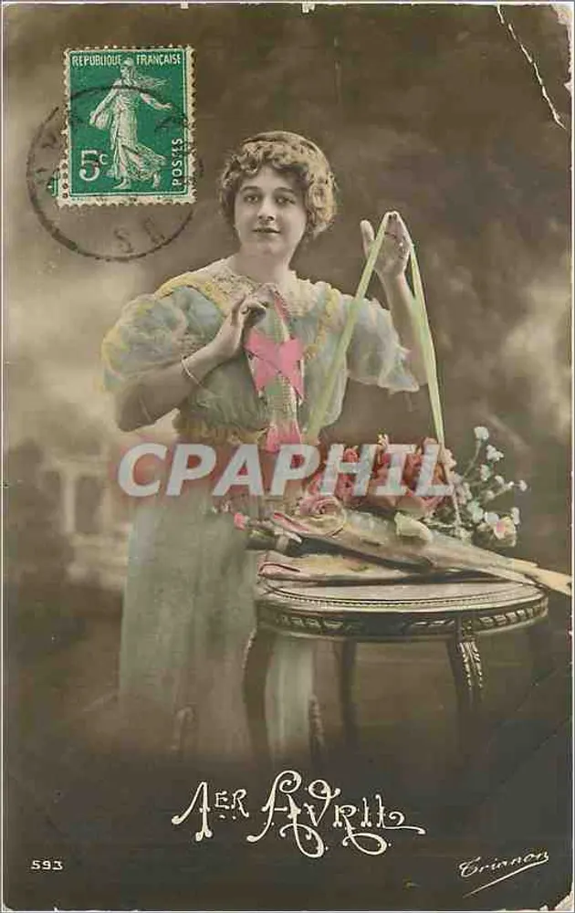 Donna in abito a balze — con mazzo di fiori e stella rosa — edita da AER AVRILLO, Briannes - Recto