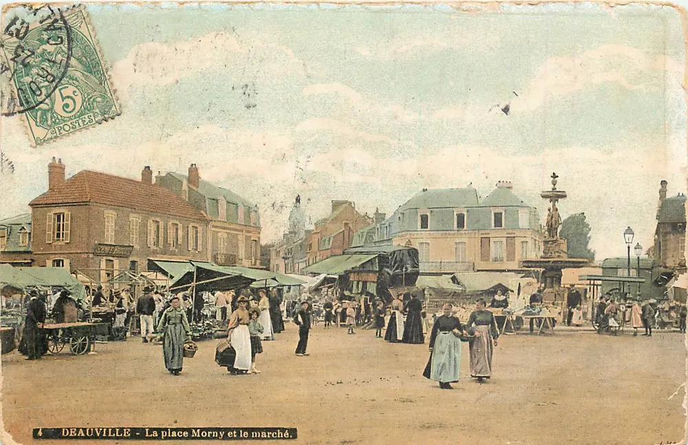 Deauville - La place Morny et le marché. - Recto