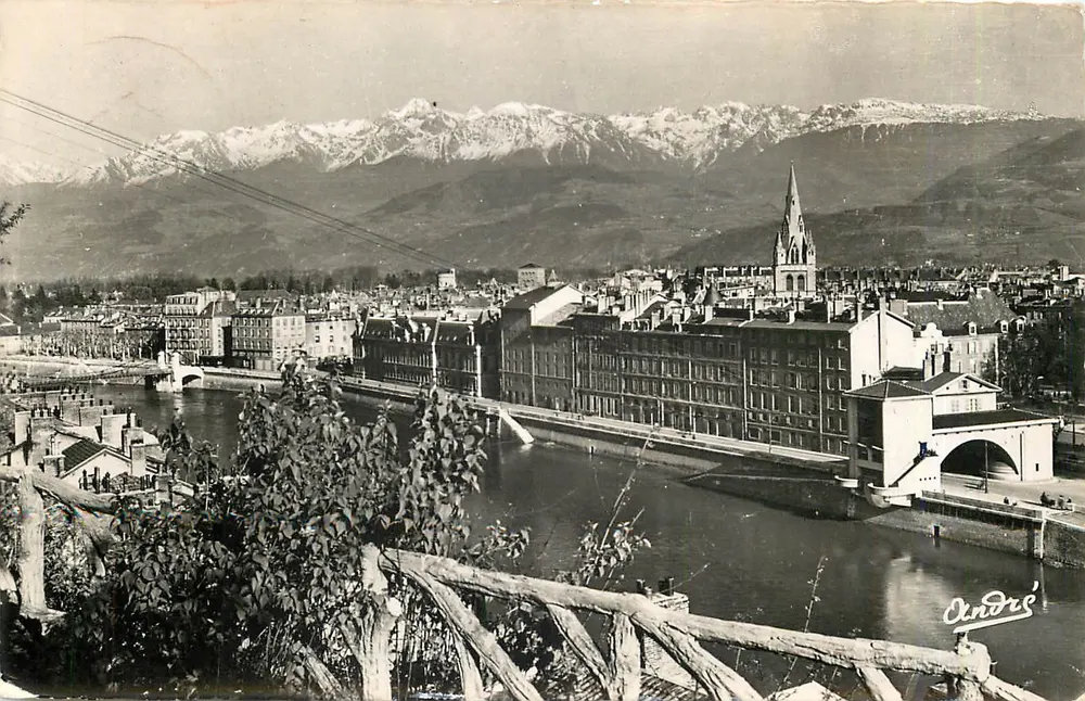 Grenoble — Vue générale et la chaîne de Belledonne — Édition d'Art André - Recto