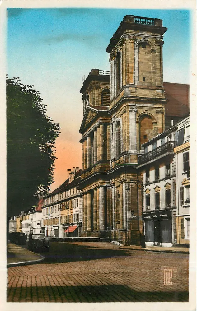 Belfort - A Catedral — vista da praça com carro antigo — editor 'L. B. & C.' n°56 - Frente