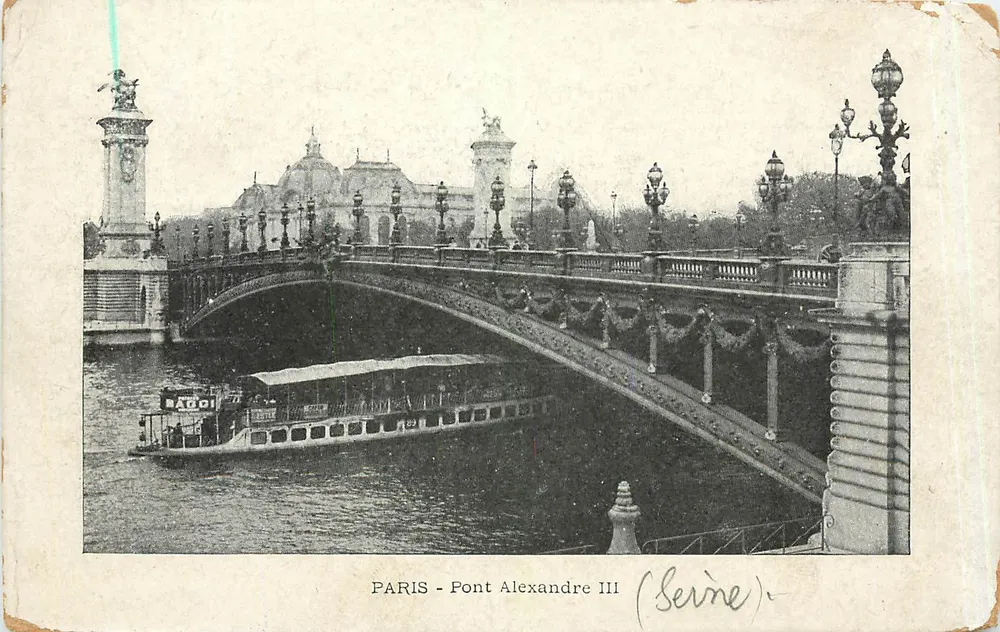 Paris - Ponte Alexandre III (Senha) — vista do ponte com barco — editor ADGCI - Frente