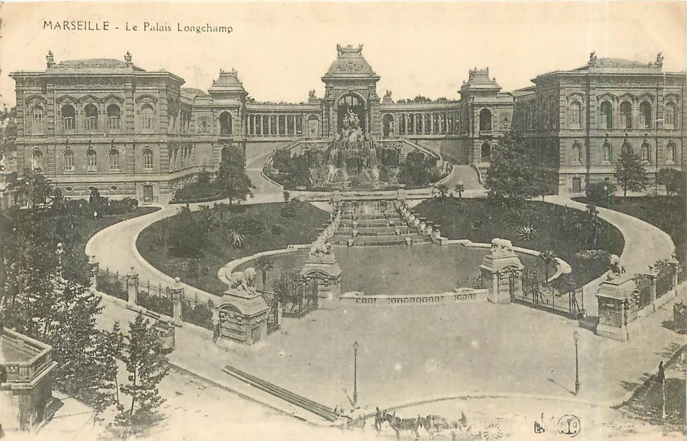 Marseille - O Palácio Longchamp — vista do jardim com fonte e edifícios - Frente
