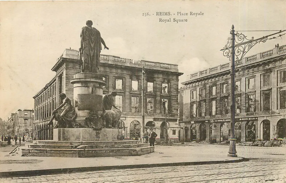 Reims - Praça Real — estátua central e edifícios — Photo Reims-Cathédrale, n° 256 - Frente