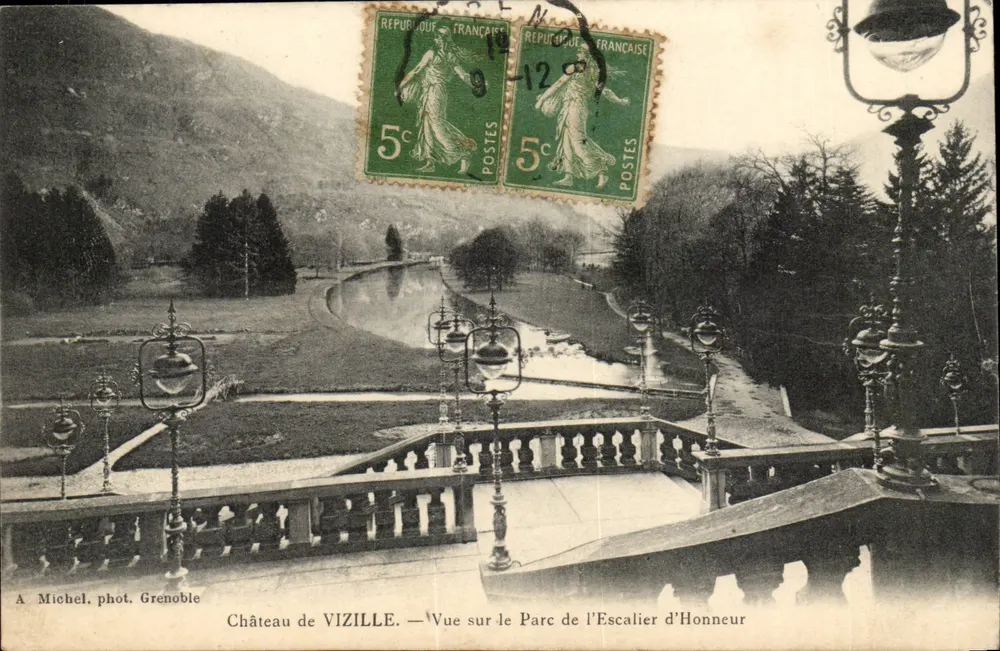 Schloss VIZILLE — Blick auf den Park der Ehrenstiege — A. Michel, fot. Grenoble - Vorderseite