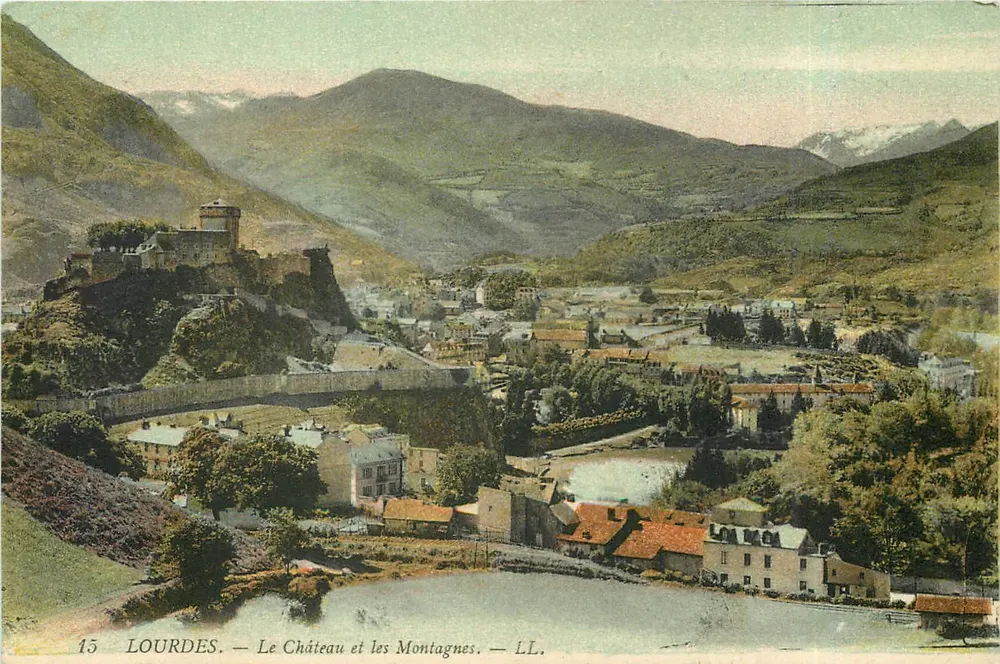 Lourdes — Le Château et les Montagnes — LL. - Recto