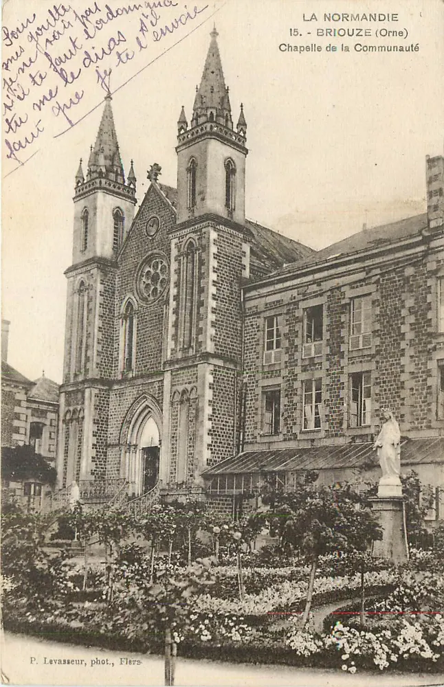 Briouze (Orne) — Kapelle der Gemeinschaft — P. Levasseur, Fotografie, Flers - Vorderseite