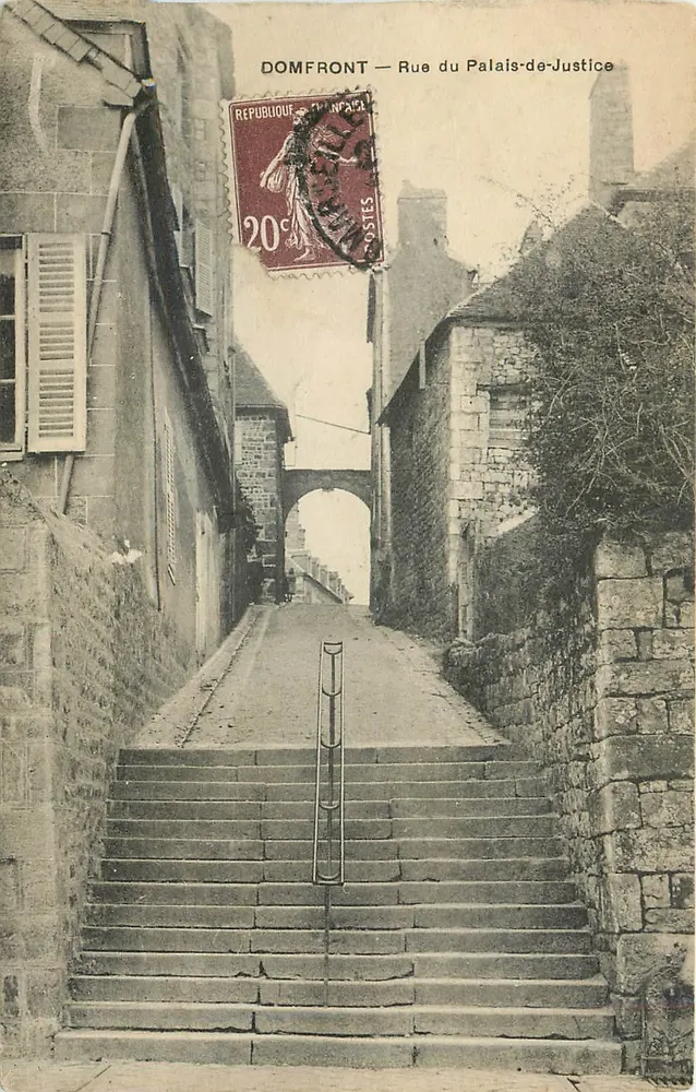Domfront — Rue du Palais-de-Justice — editor no visible - Anverso