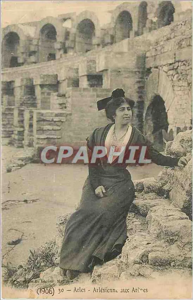 Arles - Mulher Arlésienne nas Aréias — E. Lacour, n°30, 1906 - Frente