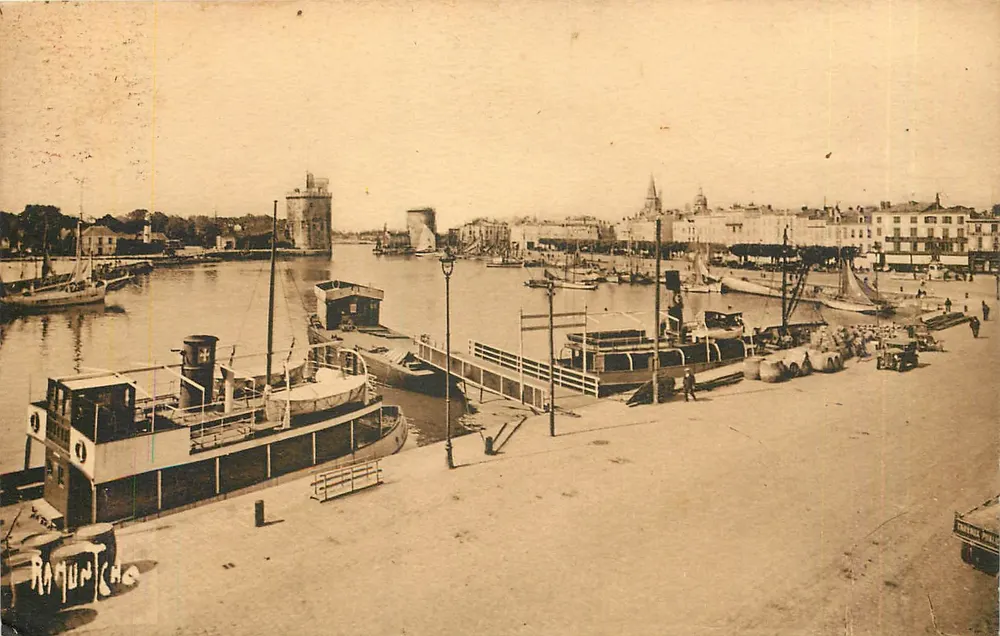 Porto de La Rochelle — vista do cais e da Torre da Lanterna — Edições Artísticas Raymond Bergevin - Frente