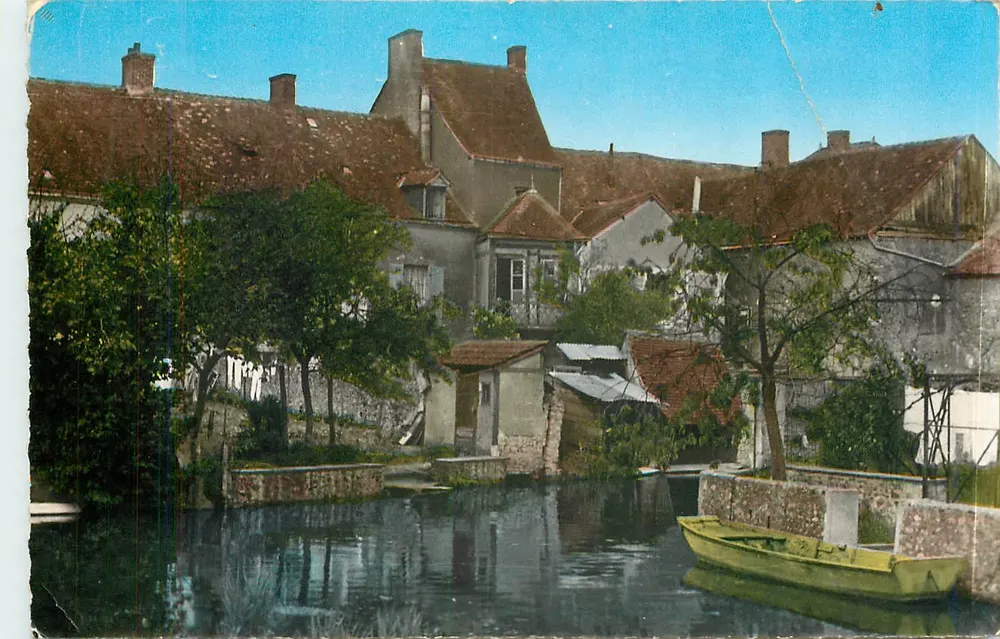 View of the canal in Sarréville (Saône-et-Loire) — Les Éditions du Monde Français — N° 6 - Front