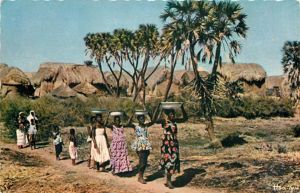 Mulheres e crianças carregando baldes — África — Edições Hoa-qui, n° 3016 - Frente