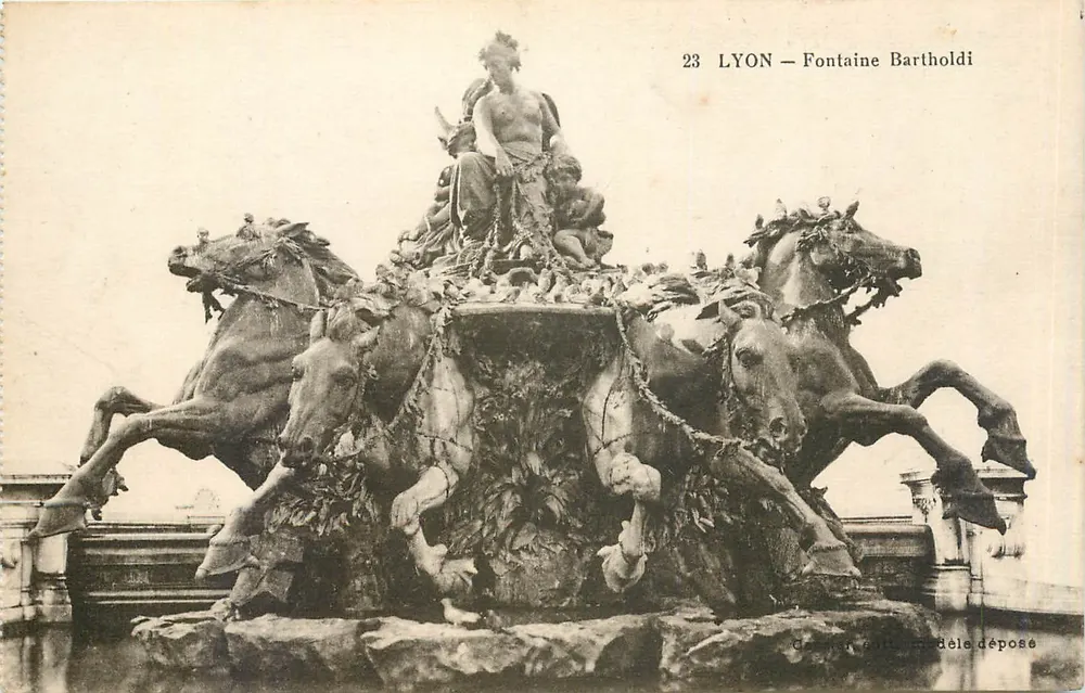 LYON — Fontaine Bartholdi — Dépôt de la Ville - Frente