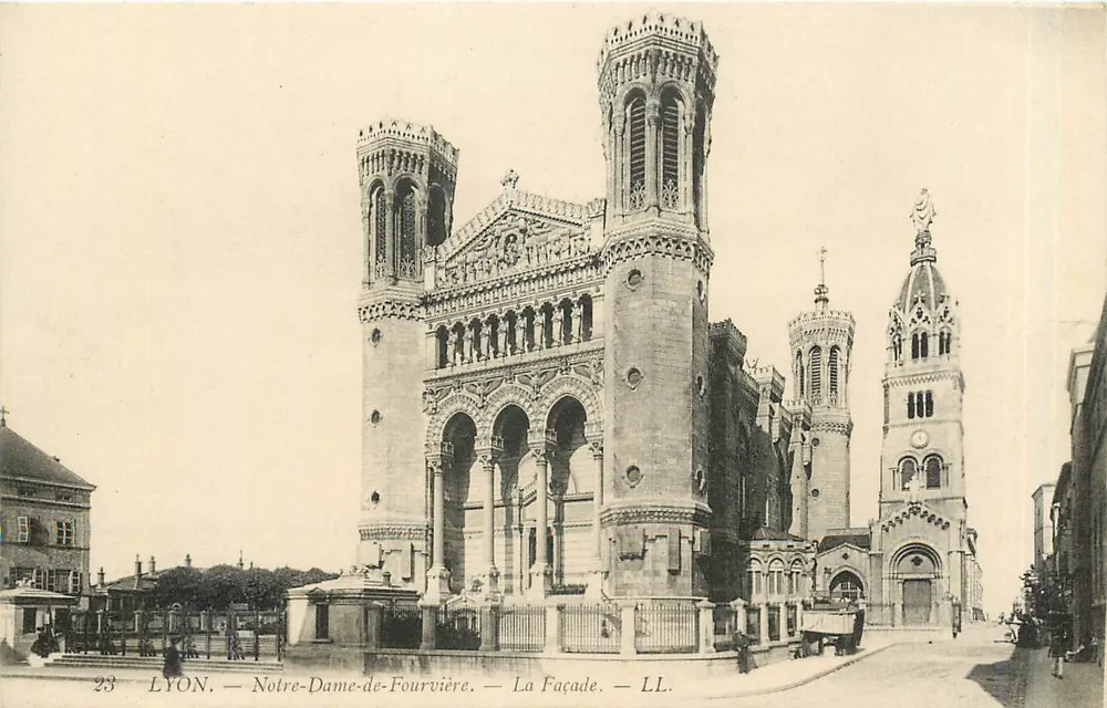 LYON — Notre-Dame-de-Fourvière — A Fachada — LL. - Frente