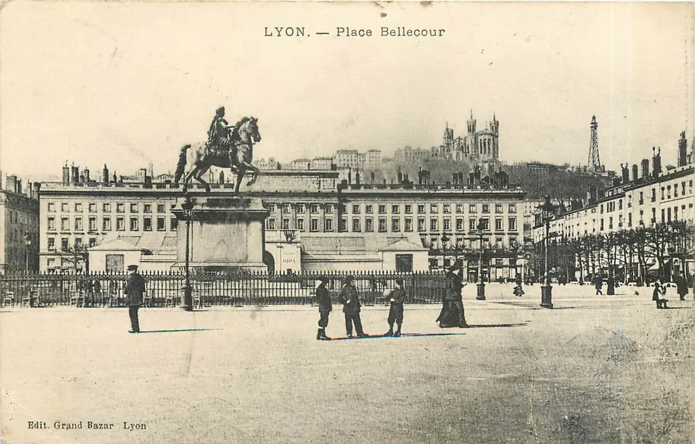 LYON — Praça Bellecour — Edit. Grand Bazar Lyon - Frente