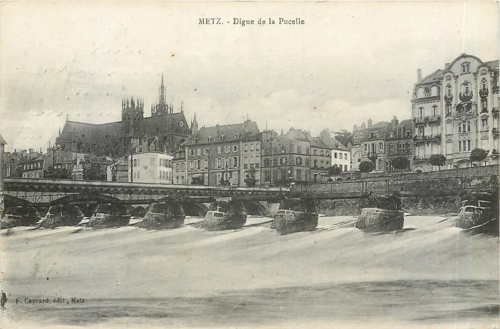 Metz - Dique da Pucelle — visão do rio com barcos e edifício religioso — F. Convard, editor, Metz - Frente