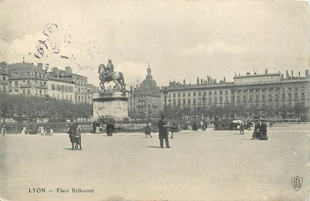 LYON — Place Bellecour — editor L. D. (logo) — número de série não visível - Frente