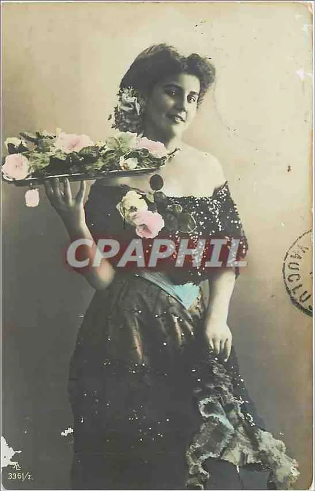 Mulher em vestido escuro segurando um bandeja de flores — Bilhete postal antigo n°3361/2 — editor desconhecido - Frente