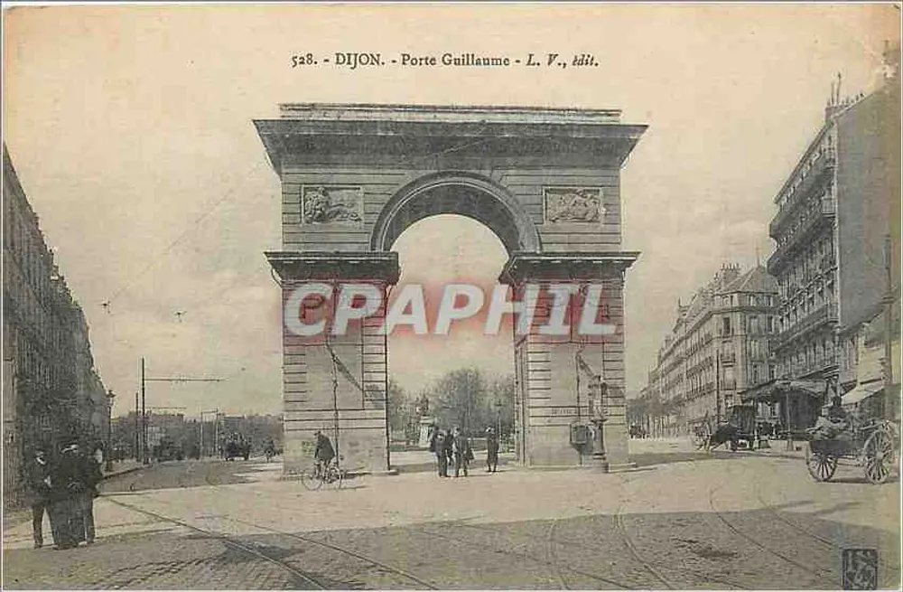 Dijon - Porta Guillaume — vista do arco triunfal com trams e pedestres — L. V., editor - Frente