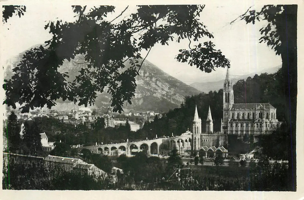 Lourdes — A Basílica e o Pic du Jer — Edição P. DORGET Lourdes n°36 - Frente