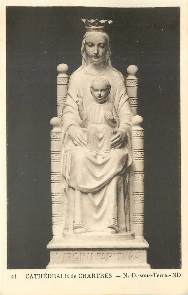 Catedral de Chartres — N.-D.-sous-Terre — estátua da Virgem sentada com o Menino Jesus - Frente